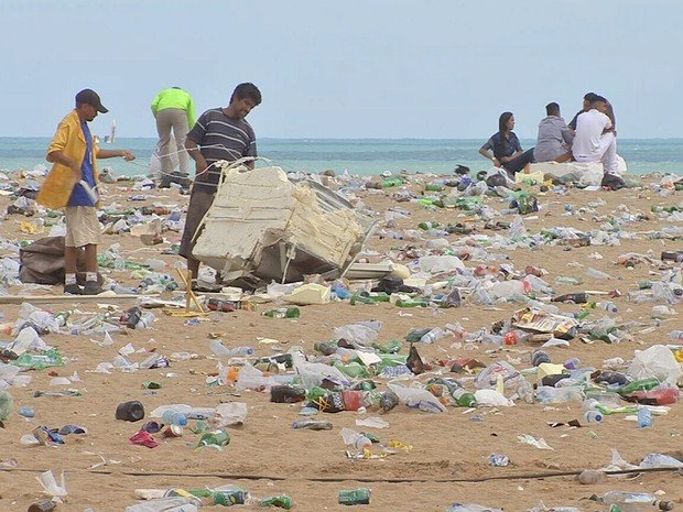 Praia de Iracema tem toneladas de lixo após festa de réveillon