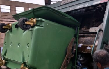 Caminhão de lixo basculanto contentor de lixo